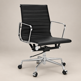 Eames Bürostuhl mit niedriger Rückenlehne und geripptem Design EA117 – Schwarz