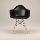 Eames Esszimmer-Seitenstuhl mit Armlehne - DAW | Schwarz